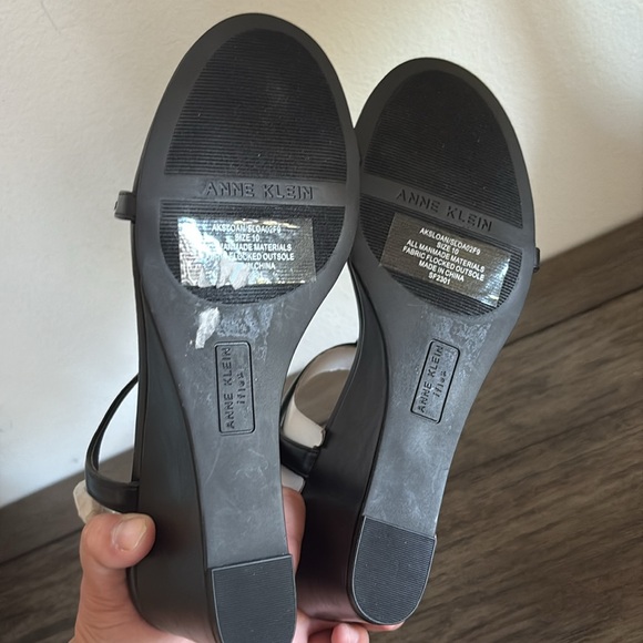 NEW [Anne Klein] Sloan Chain Wedge Padded Heel Sandals Black/Gold Women’s Sz 10 - Picture 10 of 12